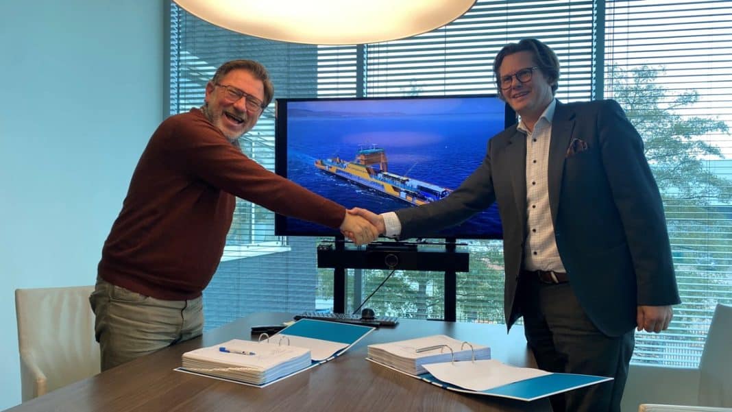 Kongsberg Maritime Sales Director Roger Trinterud (right) and Cor Hoogendoorn, Owner and Director of Holland Shipyard Group, finalize the agreement