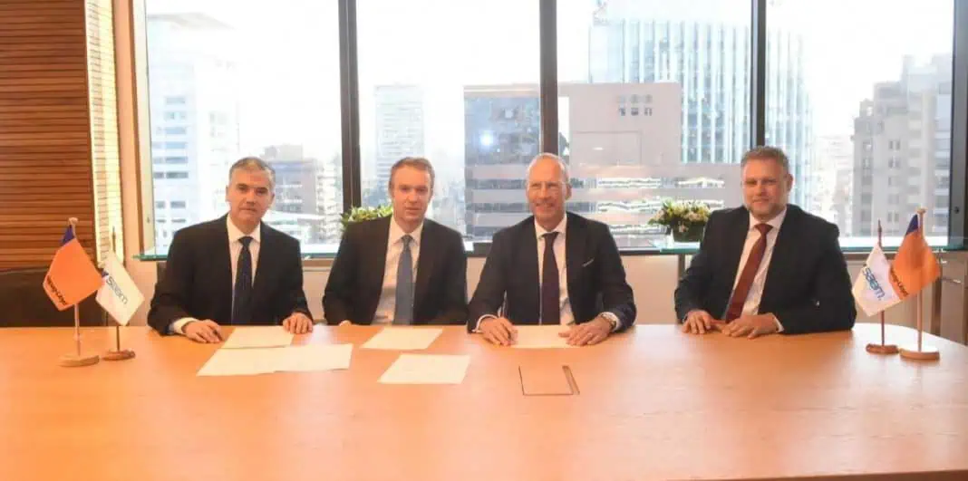 from left to right: Rafael Ferrada, CFO at SAAM; Macario Valdés, CEO at SAAM; Thomas Mansfeld, General Counsel at Hapag-Lloyd; and Heiko Hoffmann, Managing Director Mergers & Acquisitions at Hapag-Lloyd.