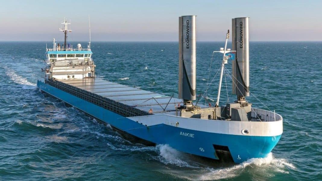 Using the power of the wind, ocean-going vessels can sail more efficiently. Dutch company Econowind builds ‘VentoFoils’ in Zeewolde and Warten. These sails enable ship owners to reduce fuel consumption by up to 30%.