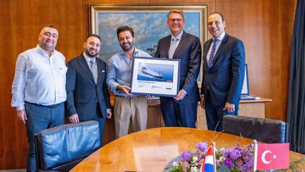 From left to right: Yasin Us (Partner, Feyz Group), Engin Aynaci (General Manager, Feyz Group), Serkan Leke (Chairman of the Board, SLPLUS Holding), Jan Willem Dekker (CCO, Damen Shipyards), Boran Bekbulat (Regional Sales Director, Damen Shipyards)