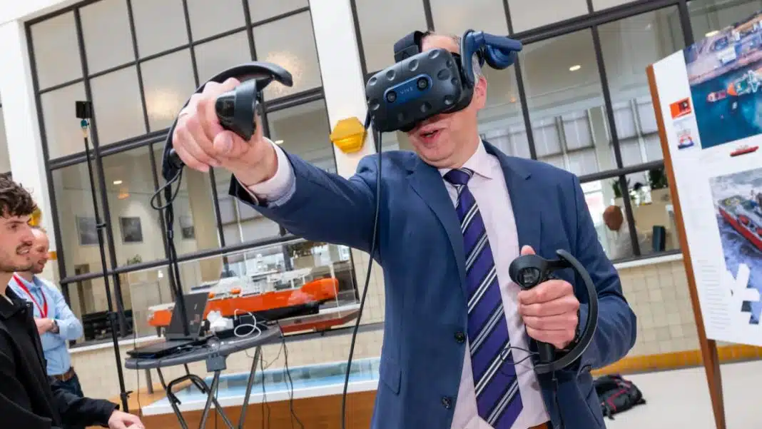 COMMIT Project Director Joost Meesters tries out the VR module during a presentation at Damen Naval