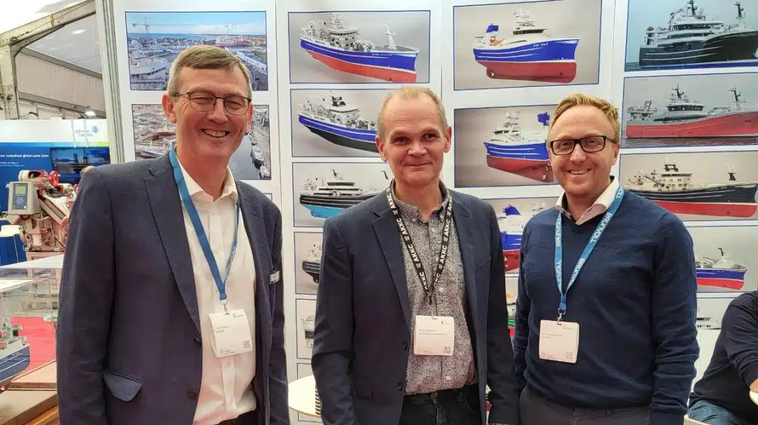 Arne Tennøy and Geir-ArneKaspersen, with Kent Damgaard (in the middle) from Karstensens Skibsværft. (Picture by Brunvoll)