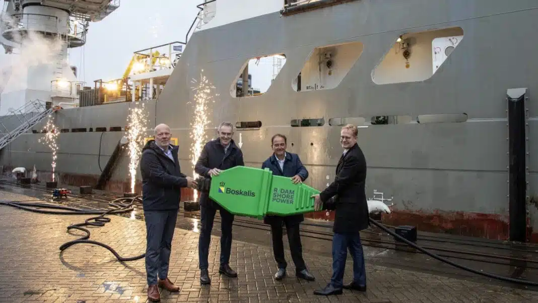 Photo René van der Kloet from left to right Robert Simons - Alderman for Port, Economy, Hospitality and Governance in Rotterdam, Peter van der Linde - Director Boskalis Nederland, Jeroen Castelijn - Director Asset Operations of Eneco, Eric van der Schans - Director Environmental Management of the Port of Rotterdam Authority