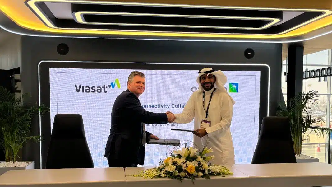 Inmarsat Maritime President, Ben Palmer, and Aramco Sr. VP Digital & Information Technology, Nabil Al-Nuaim, shake hands on the MoU to trial a 5G 'mesh' network