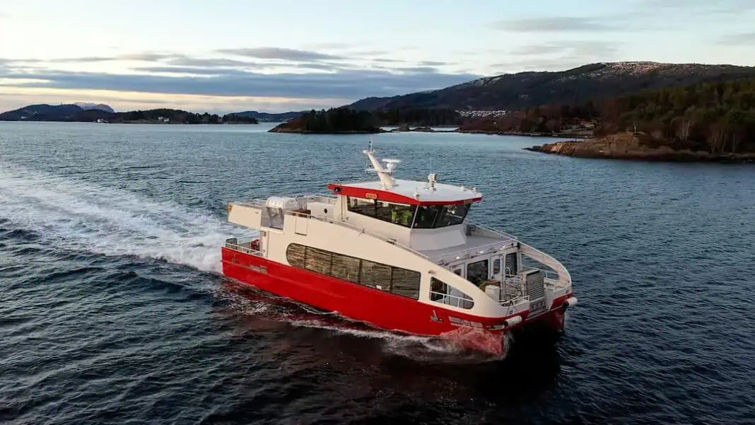 Maritime Partner AS in Ålesund has recently delivered an 18m catamaran to Moskenes Shipping. The boat, an ALUSAFE CAT 18 EL, has full-electric propulsion system and capacity for 75 passengers.