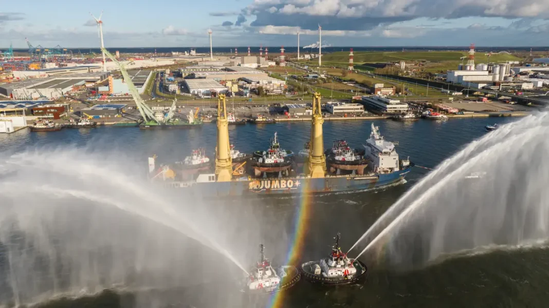 Damen Shipyards Group has delivered six RSD Tugs 2513 to the Port of Antwerp-Bruges in Belgium. The delivery on Jumbo Kinetic consists of five RSD Tugs 2513 and one RSD-E Tug 2513 – the first fully electric tug to operate in a European port.