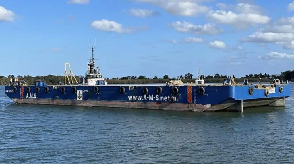 Constructed in 2015 by Nantong Tongde Shipbuilding & Repairing Co., A.M.S. 1806 is a flattop barge built for heavy and oversized cargo transport. 