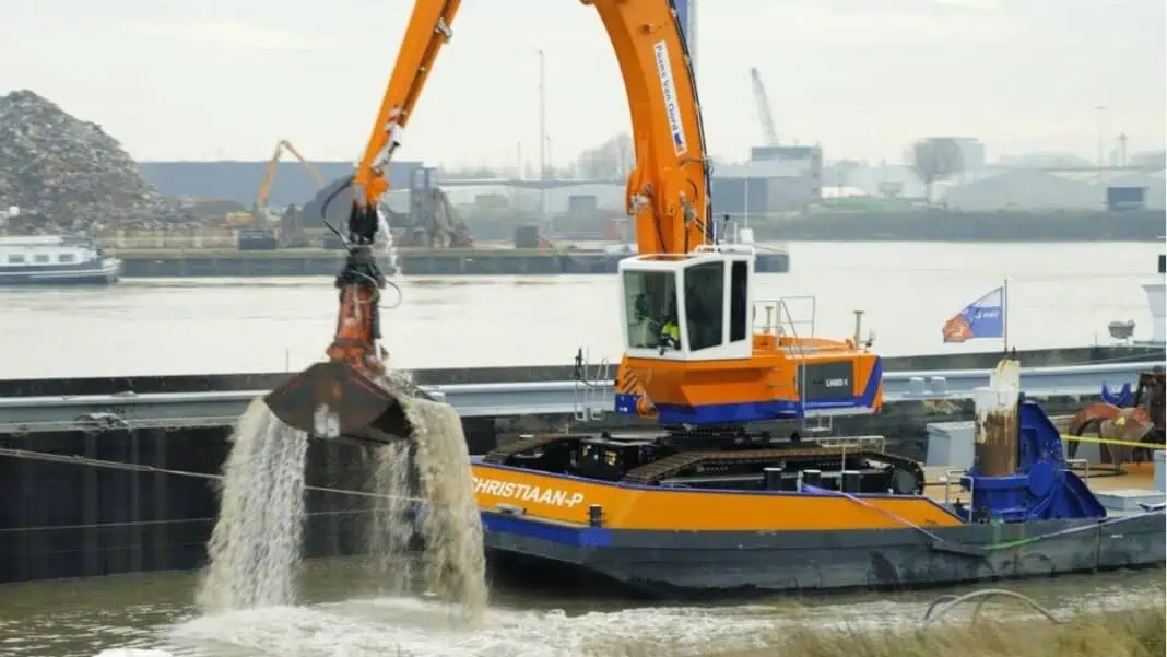 Van Oord, in cooperation with ZEDHub, Smart Delta Drechtsteden, the Municipality of Dordrecht and Port of Rotterdam, has carried out a pilot project with the crane vessel Christiaan P. This fully electrified vessel runs and operates emission-free, which is a first in the dredging industry.