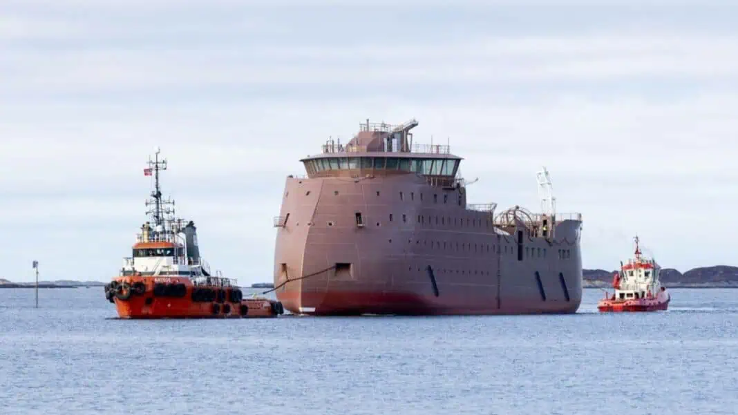 On 11 March 2025, the hull of Yard Number (Yno) 321, a state-of-the-art walk-to-work (W2W) vessel for BS Offshore, arrived at Ulstein Verft. This milestone marks the beginning of a new phase in the shipbuilding process, as the vessel moves into the outfitting and commissioning stage.