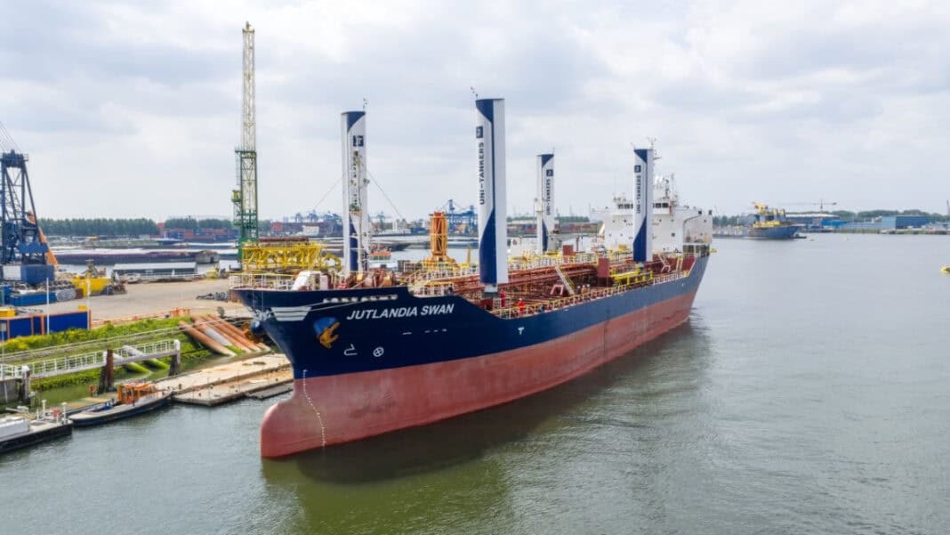 Econowind has successfully installed four 16-metre VentoFoils on board the chemical tanker M/T JUTLANDIA SWAN, owned and operated by Danish shipping company Uni-Tankers. The ATEX-proof Wind-Assisted Ship Propulsion units were installed in just four days in the port of Rotterdam.