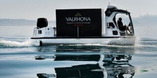 Franco-Swiss startup Fly-Box, led by renowned hydrofoil innovator Alain Thébault, has begun testing its groundbreaking 100% electric freight transport prototype, the Fly-Box Compact. This 8-meter proof-of-concept vessel marks a critical step toward developing full-scale hydrofoiling cargo ships capable of transforming short-sea logistics.