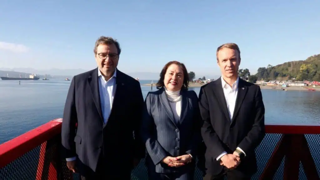 Lerft to Right -Óscar Hasbún, presidente Directorio SAAM; Gloria Maldonado, presidenta Directorio Enap; y Macario Valdés, gerente general SAAM.