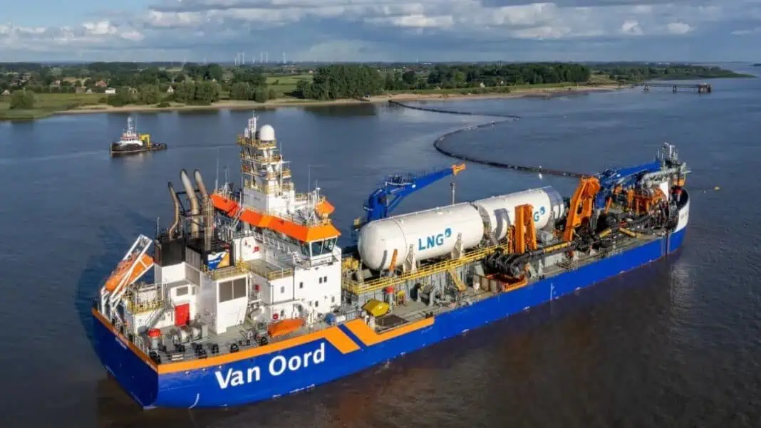 Van Oord, a global leader in maritime infrastructure, has reached a pivotal sustainability milestone with its trailing suction hopper dredger Vox Ariane successfully completing Germany’s first Bio-LNG bunkering operation on the Elbe River. This achievement underscores Van Oord’s commitment to net-zero emissions.