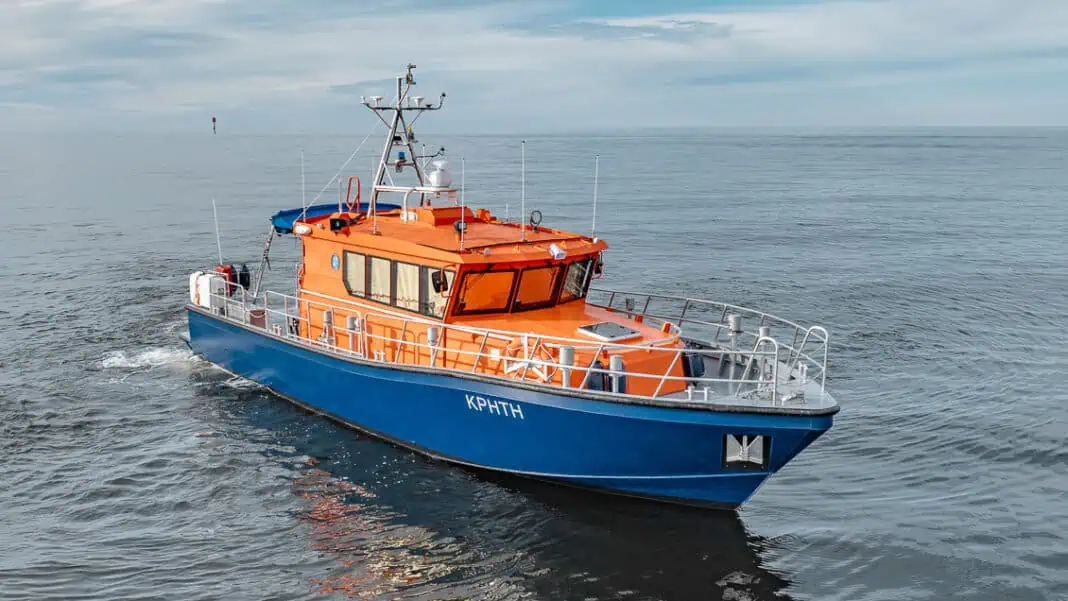 Kewatec has delivered a Kewatec Patrol 1540 vessel, named ΚΡΗΤΗ (KRITI), for operations in Souda Bay, Crete, in support of NATO FORACS measurement activities. The vessel will be deployed to transport personnel and specialized equipment, as well as to perform surveillance tasks essential to ongoing operations.