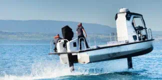 On Lake Geneva, Swiss start-up Fly-Box, founded by inventor and sailor Alain Thébault, has successfully flown a scaled-down prototype of its electric foiling vessel designed for freight transport. The milestone marks a key step toward developing sustainable, high-speed logistics solutions for inland waterways.