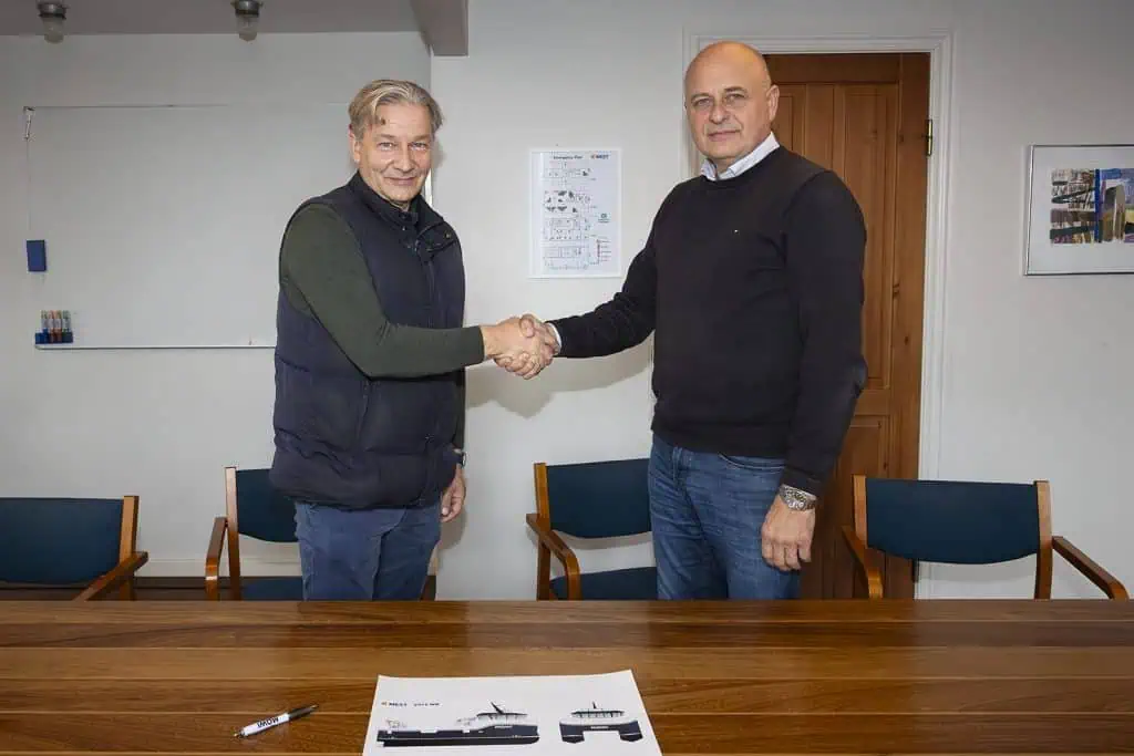 Hans Jákup Mikkelsen, CEO of MOWI in the Faroe Islands, and Mouritz Mohr, CEO of MEST, when the contract was signed.