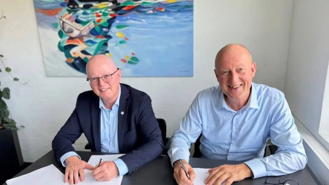 Henrik Mortensen, Director of Johnson Controls International Marine and Navy and VIKING Life-Saving Equipment William Gielen, Global Service Director