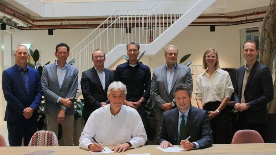 The STREAM project was officially signed on September 4th, marking the launch of an innovative collaboration between four leading Dutch shipyards — Neptune Marine, Royal IHC, Gebroeders Kooiman Shipyard, and Mercury Yacht Construction. Supported by a €2 million grant, the project aims to develop a self-learning, automated panel production line that combines smart welding robots and collaborative robots (cobots) to advance efficiency and innovation in shipbuilding.