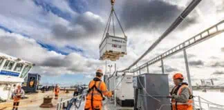 Net Zero Marine (NZM) has commissioned a 0.55 MW shore power installation at Denton Wharf, cutting over 280,000 kg of CO₂ emissions per year by removing the need for diesel generators. Delivered for Svitzer, the facility is the largest of its kind on the River Thames and one of the UK’s largest non-subsidised shore power projects, demonstrating the commercial viability of clean port energy solutions.