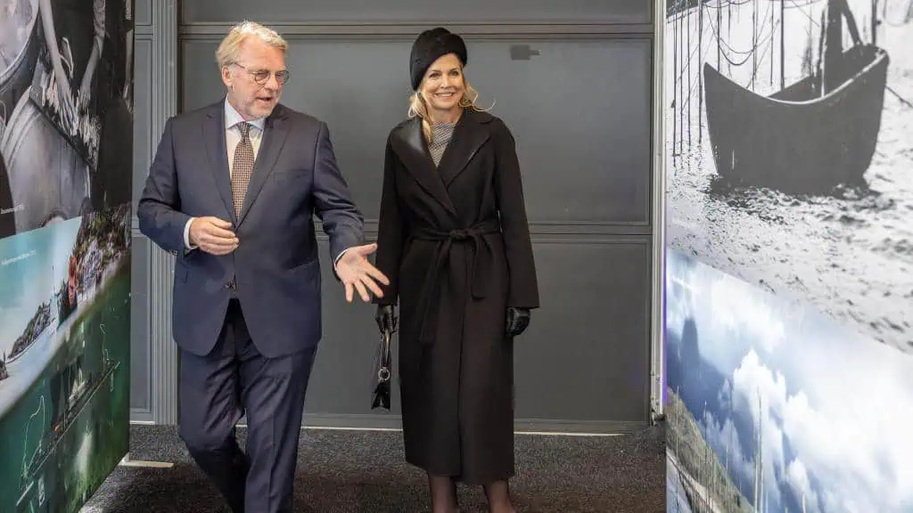 NIOZ director Han Dolman and queen Máxima (credit: Evalien Weterings)