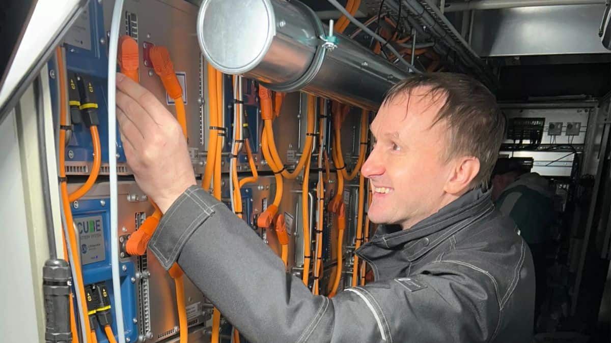 An idea for an innovative and sustainable energy storage solution for shipping quickly grew into a medium-sized company with committed employees in a wide range of application areas. Our maritime battery systems are in great demand. We are continuing to grow and look forward to your help! You can find us in the idyllic Seevetal-Hittfeld. Our offices are conveniently located directly on the A1 on the southern edge of Hamburg.