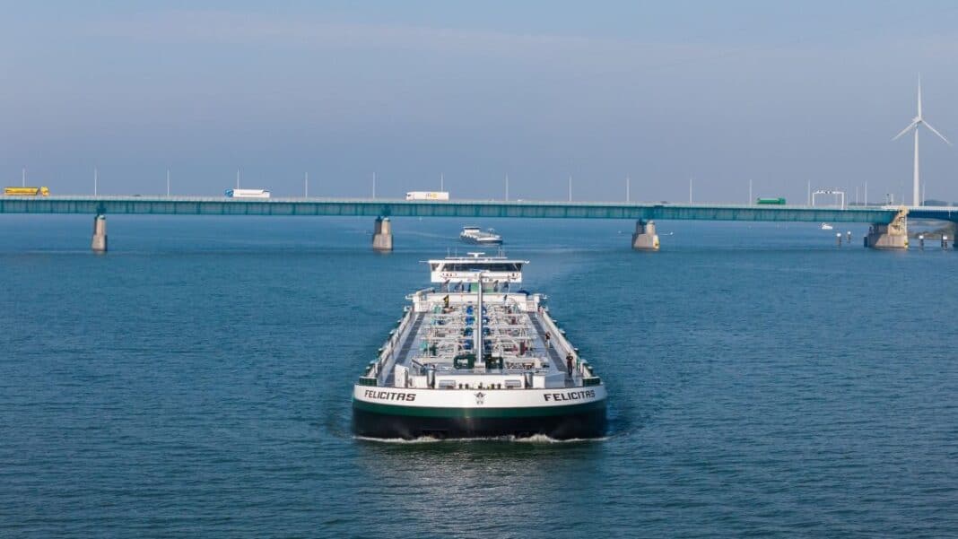 Dutch inland shipping specialist AMS Barging has expanded its fleet to 17 vessels with the christening of Felicitas, a new 135-metre diesel-electric tanker designed to carry approximately 9,000 m³ of liquid cargo. Named during a ceremony at Noordereiland in Rotterdam, the vessel features high-capacity cargo-handling systems and is designed to accommodate future modifications for methanol bunkering.