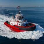 SANMAR Shipyards has delivered a new escort tug to Greek joint venture SVS, comprising Vernicos Scafi, Spanopoulos and Lyboussakis. The vessel will operate at the Port of Piraeus, supporting ship-handling and escort operations as part of SANMAR’s ongoing relationship with Med Tugs.